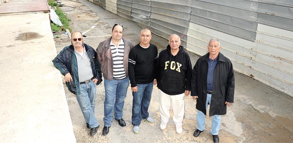 סוחרי השוק בשטח המריבה, השוק הסיטונאי / צלם: תמר מצפי